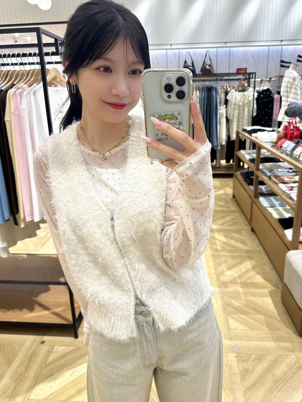 ブラック系のサンダル、ホワイト系のTシャツ/カットソー、ベージュ系のデニムパンツを着用したレディースの秋コーディネートの6枚目の写真