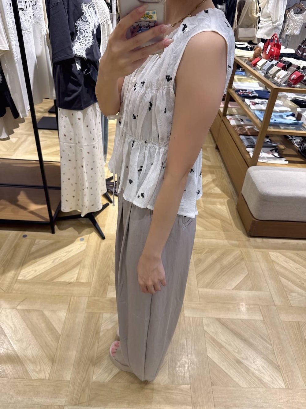 シルバー系のタンクトップ、ホワイト系のその他パンツ、ホワイト系のシャツ/ブラウスを着用したレディースの夏コーディネートの3枚目の写真