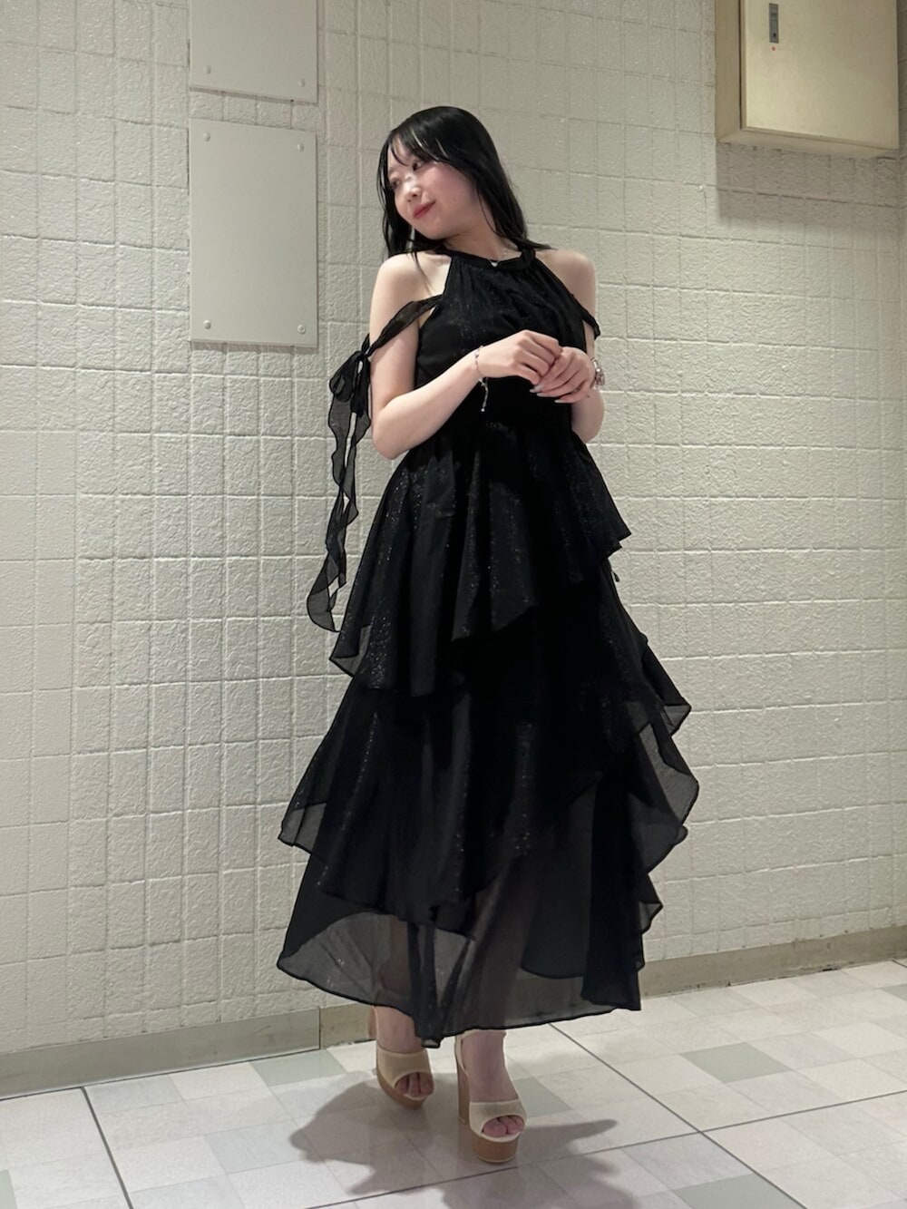 ブラック系のワンピース、ホワイト系のサンダルを着用したレディースの夏コーディネートの4枚目の写真