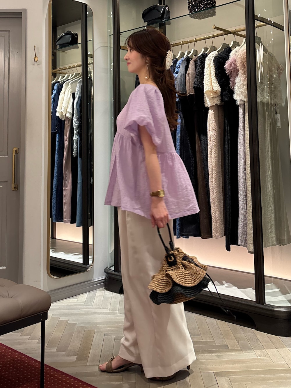 ベージュ系のその他パンツ、パープル系のシャツ/ブラウス、ベージュ系のその他パンツを着用したレディースの秋コーディネートの2枚目の写真