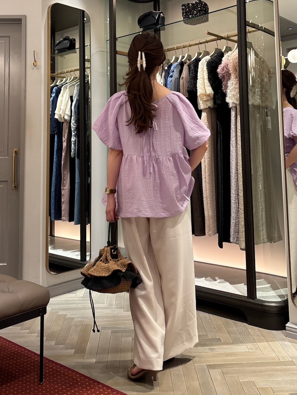 ベージュ系のその他パンツ、パープル系のシャツ/ブラウス、ベージュ系のその他パンツを着用したレディースの秋コーディネートの3枚目の写真