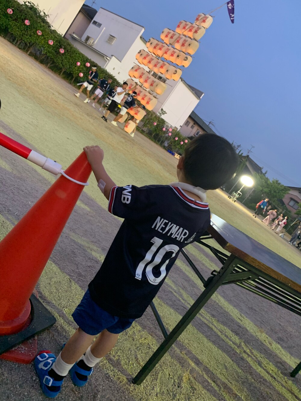 ブルー系のTシャツ/カットソー、ブルー系のパンツ、ブルー系のサンダルを着用したメンズの夏コーディネートの2枚目の写真