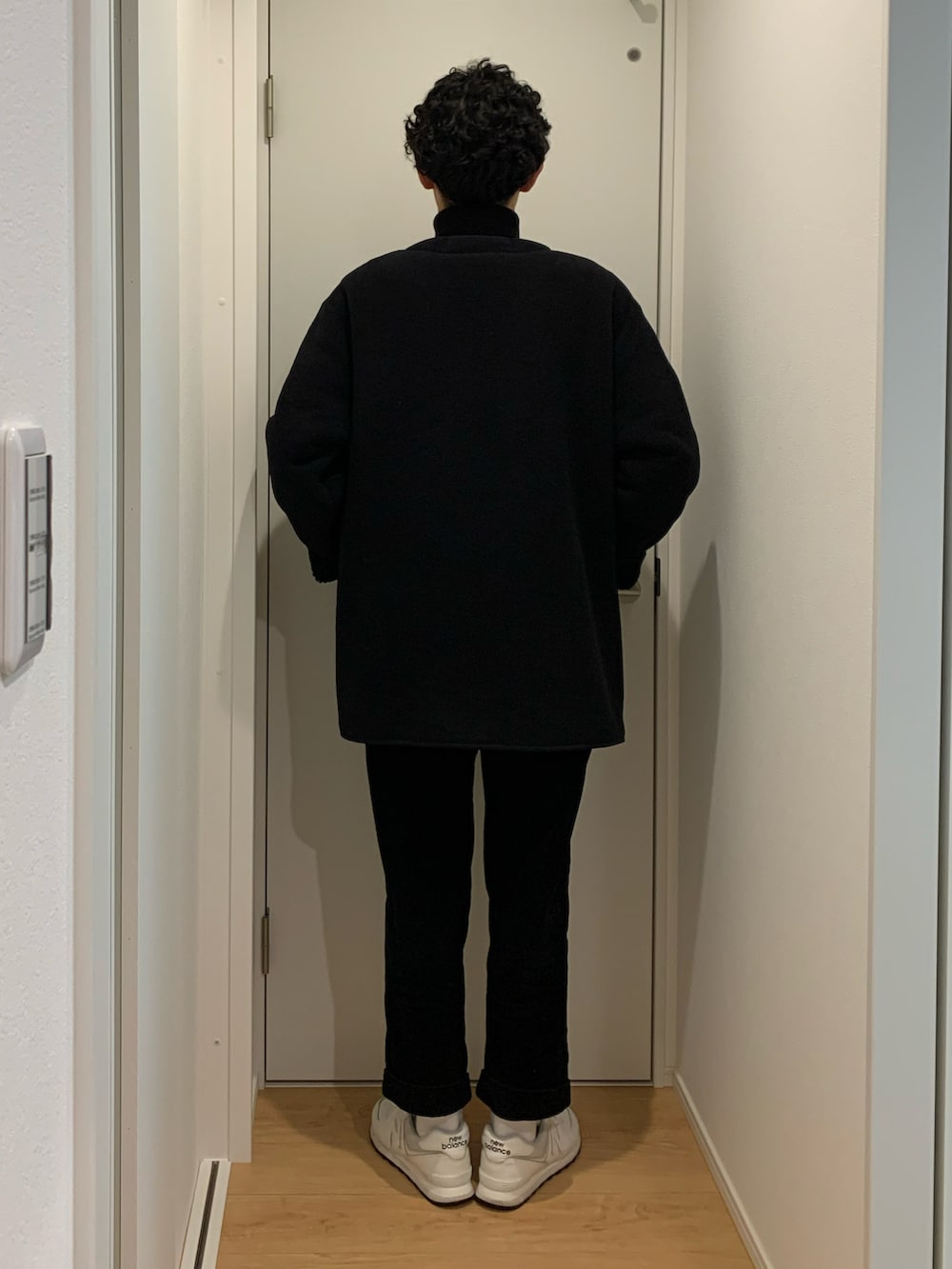 「休日スタイル、大人カジュアル、シンプルコーデ、冬コーデ、ビッグシルエット、モノトーン、コート、コーデュロイ、フリース、タートルネック、スニーカー、白ソックス、ノーカラーコート、ブラック、スウェット」|「UNIQLOのフリースノーカラーコート(その他アウター、ブラック系)」を使った、トモッティさん(メンズ・174cm)の冬コーディネートの3枚目の写真