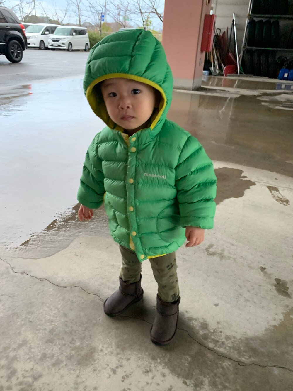 グリーン系のジャケット/アウターを着用したメンズの冬コーディネートの2枚目の写真