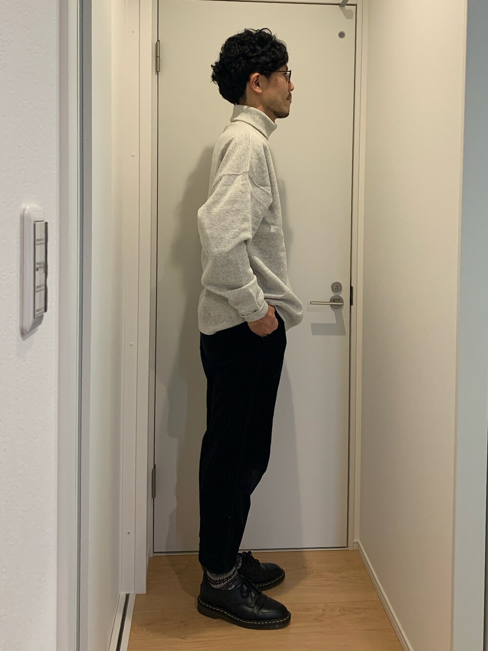 グレー系のスウェット、ブラック系のダウンジャケット/コート、ブラック系のその他パンツを着用したメンズの冬コーディネートの5枚目の写真