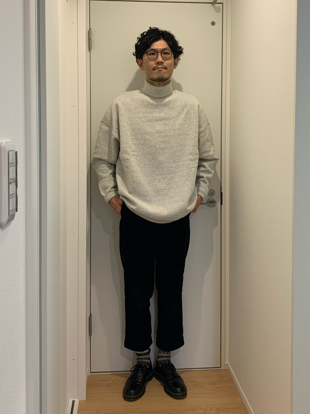 グレー系のスウェット、ブラック系のダウンジャケット/コート、ブラック系のその他パンツを着用したメンズの冬コーディネートの4枚目の写真