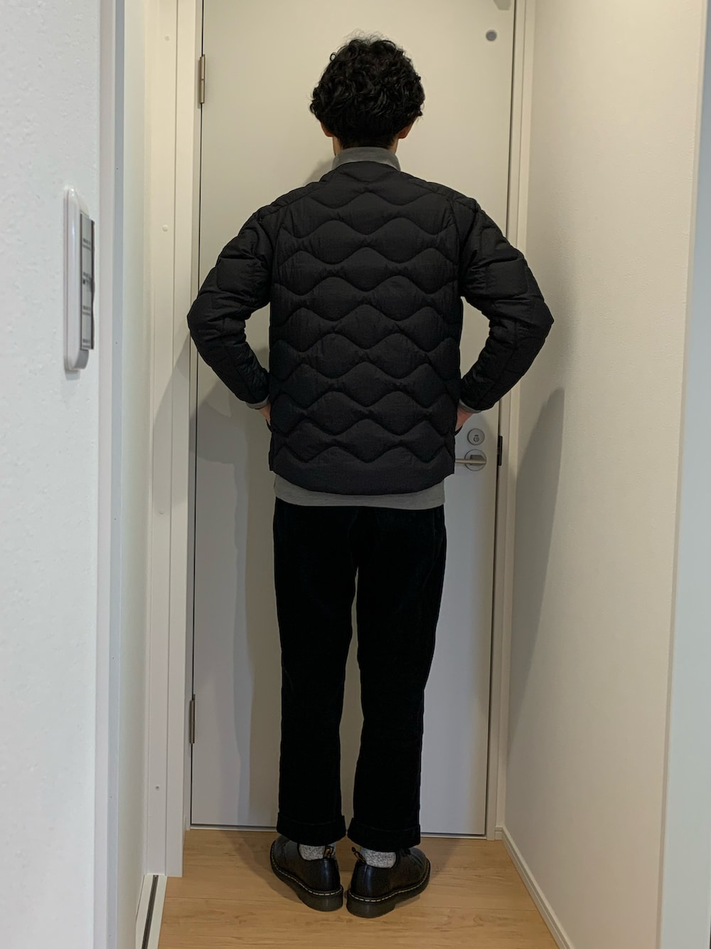 ブラック系のダウンベスト、ブラック系のその他パンツ、グレー系のその他トップスを着用したメンズの冬コーディネートの3枚目の写真