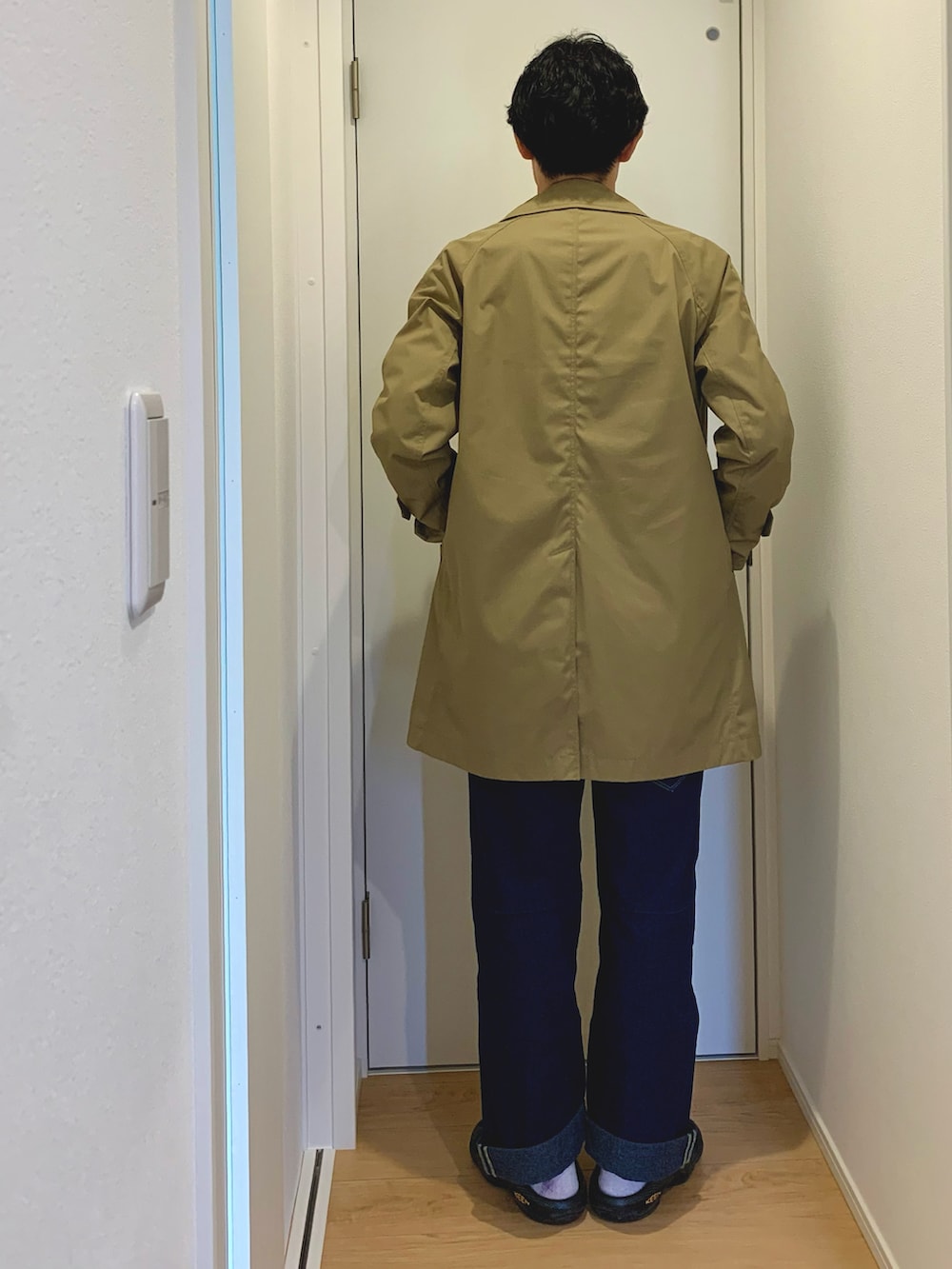 ベージュ系のステンカラーコート、ホワイト系のシャツ/ブラウス、グレー系のショルダーバッグを着用したメンズの春コーディネートの3枚目の写真