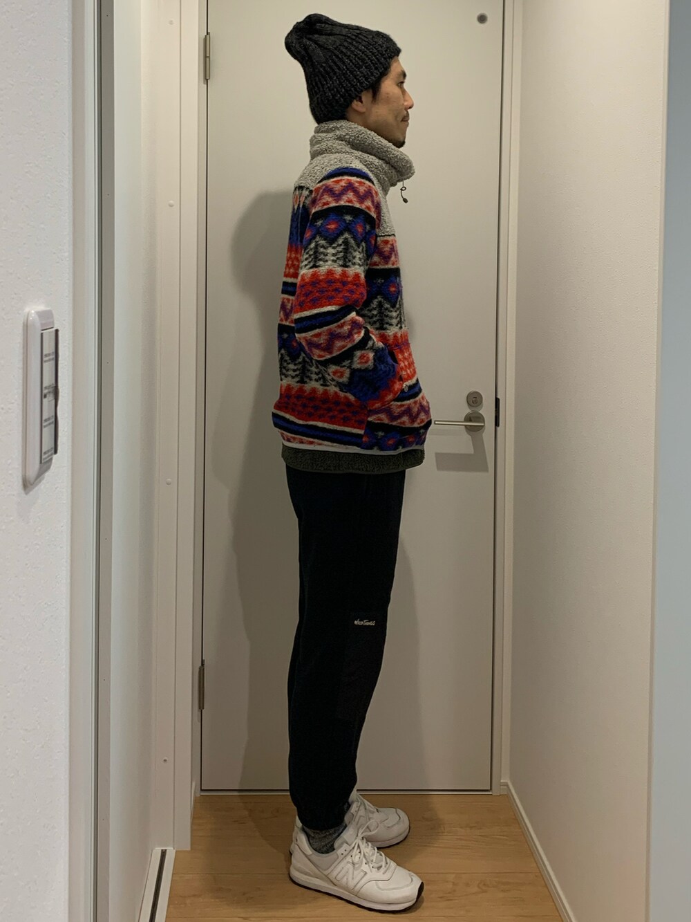 その他のジャケット/アウター、ブラック系のその他パンツ、ホワイト系のスニーカーを着用したメンズの冬コーディネートの2枚目の写真