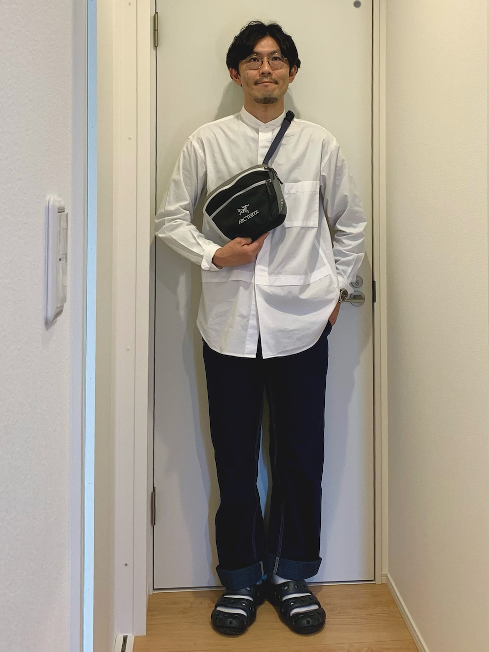 ベージュ系のステンカラーコート、ホワイト系のシャツ/ブラウス、グレー系のショルダーバッグを着用したメンズの春コーディネートの4枚目の写真