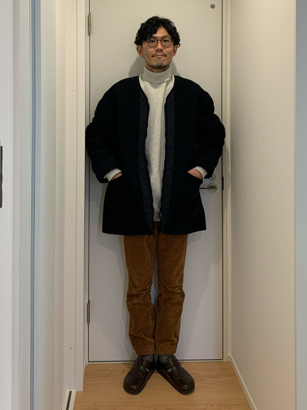 「休日コーデ、カジュアルコーデ、冬コーデ、大人コーデ、きれいめカジュアル、オーバーサイズ、めがね、メガネ男子、フリース、コート、タートルネック、スウェット、コーデュロイ、ジョガーパンツ、革靴」｜「FREAK'S STOREのWEB限定 12oz ヘビーウェイト ビッグシルエット タートルネックスウェット/プルオーバー（スウェット、グレー系）」を使った、トモッティさん（メンズ・174cm）の冬コーディネートの5枚目の写真