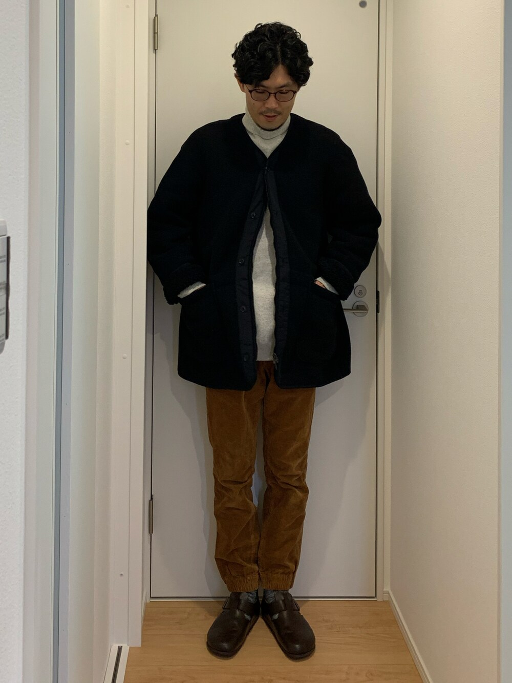 「休日コーデ、カジュアルコーデ、冬コーデ、大人コーデ、きれいめカジュアル、オーバーサイズ、めがね、メガネ男子、フリース、コート、タートルネック、スウェット、コーデュロイ、ジョガーパンツ、革靴」｜「FREAK'S STOREのWEB限定 12oz ヘビーウェイト ビッグシルエット タートルネックスウェット/プルオーバー（スウェット、グレー系）」を使った、トモッティさん（メンズ・174cm）の冬コーディネートの4枚目の写真