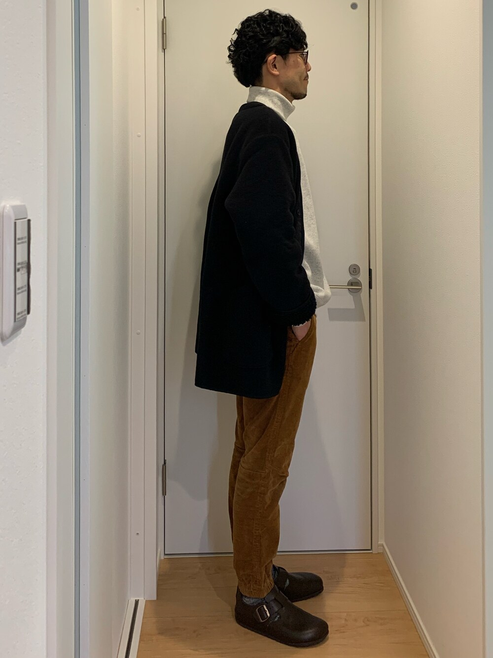 「休日コーデ、カジュアルコーデ、冬コーデ、大人コーデ、きれいめカジュアル、オーバーサイズ、めがね、メガネ男子、フリース、コート、タートルネック、スウェット、コーデュロイ、ジョガーパンツ、革靴」｜「FREAK'S STOREのWEB限定 12oz ヘビーウェイト ビッグシルエット タートルネックスウェット/プルオーバー（スウェット、グレー系）」を使った、トモッティさん（メンズ・174cm）の冬コーディネートの2枚目の写真