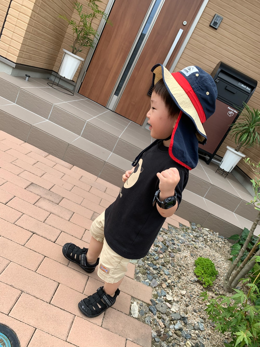 ブラック系のTシャツ/カットソー、ベージュ系のパンツ、ブラック系のデジタル腕時計を着用したメンズの夏コーディネートの2枚目の写真