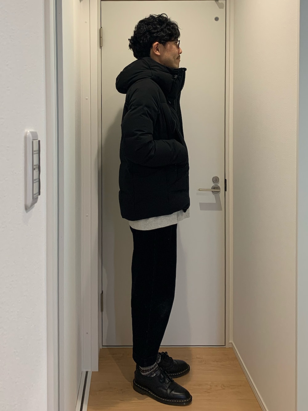 グレー系のスウェット、ブラック系のダウンジャケット/コート、ブラック系のその他パンツを着用したメンズの冬コーディネートの2枚目の写真