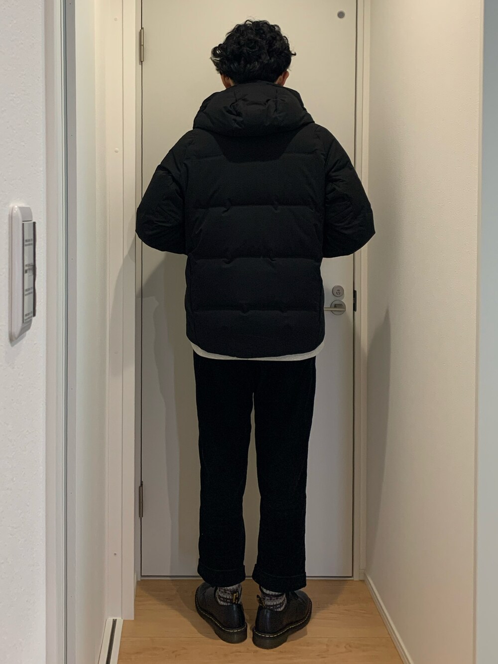 グレー系のスウェット、ブラック系のダウンジャケット/コート、ブラック系のその他パンツを着用したメンズの冬コーディネートの3枚目の写真