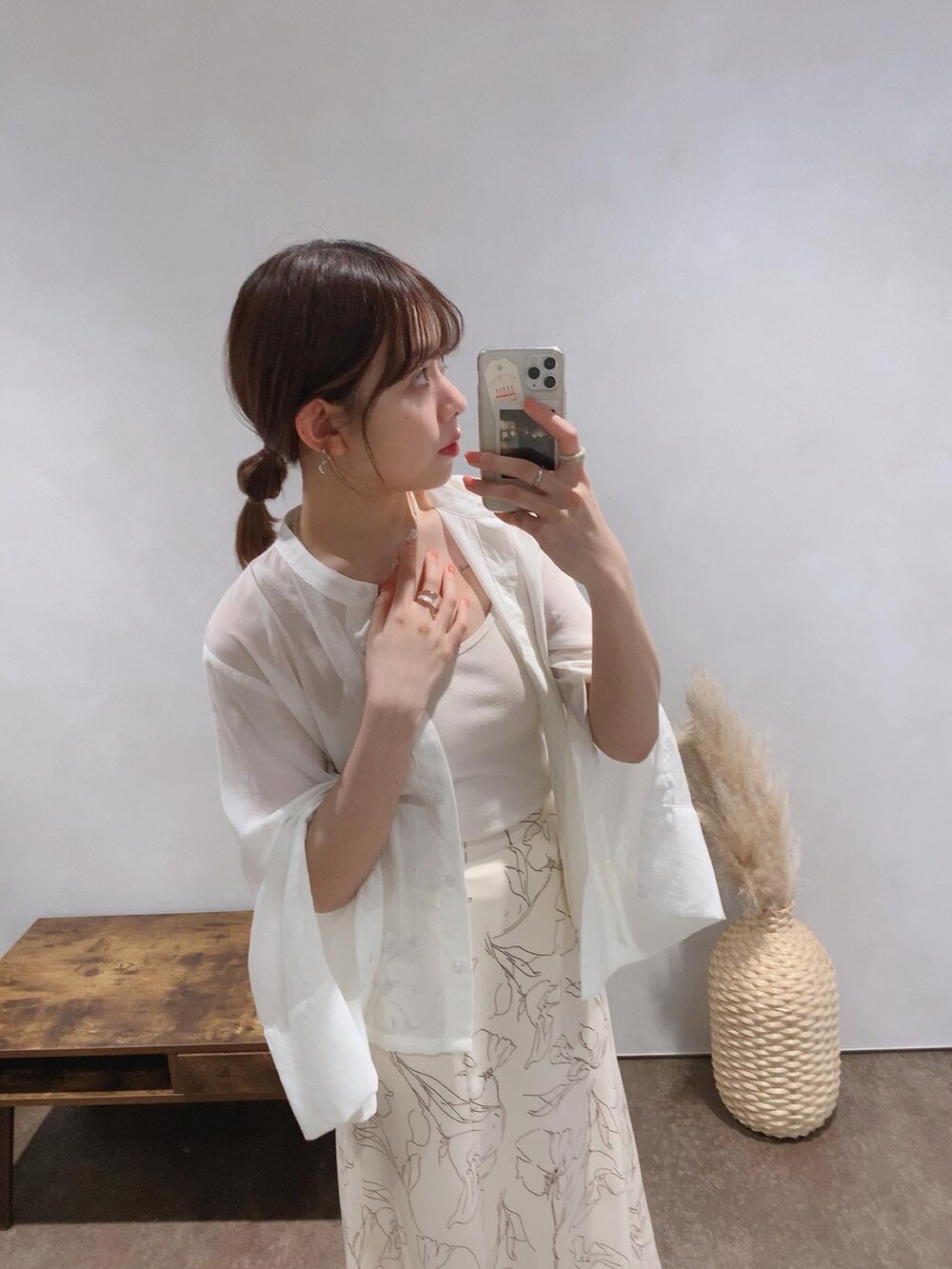 ホワイト系のシャツ/ブラウス、ホワイト系のスカート、ホワイト系のキャミソールを着用したレディースの春コーディネートの2枚目の写真