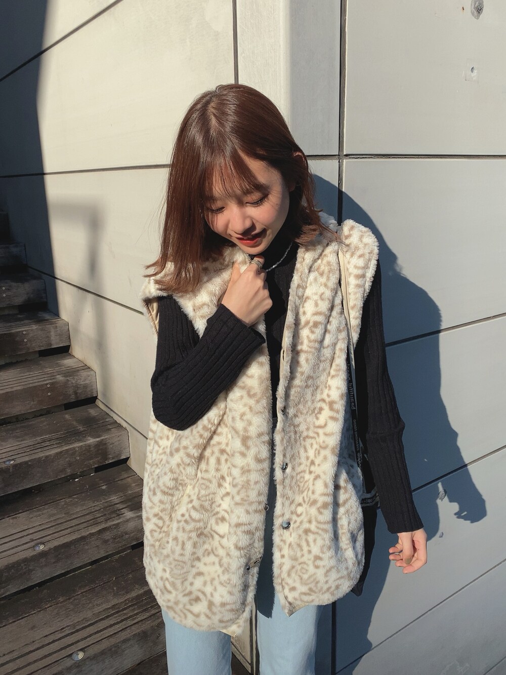 グリーン系のジャケット/アウター、ブルー系のデニムパンツ、ブラック系のブーツを着用したレディースの冬コーディネートの2枚目の写真