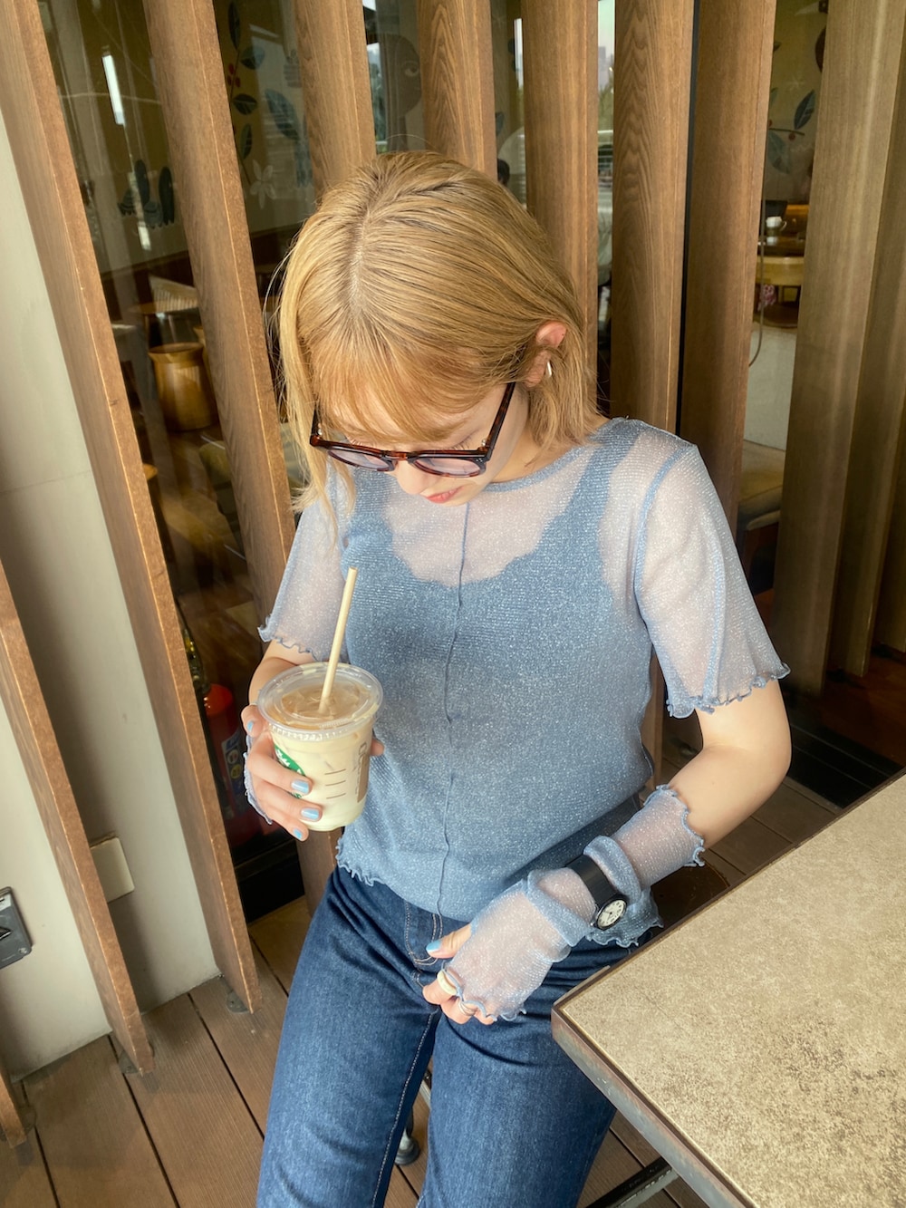 ブルー系のデニムパンツ、ブルー系のTシャツ/カットソー、ホワイト系のスニーカーを着用したレディースの夏コーディネートの2枚目の写真