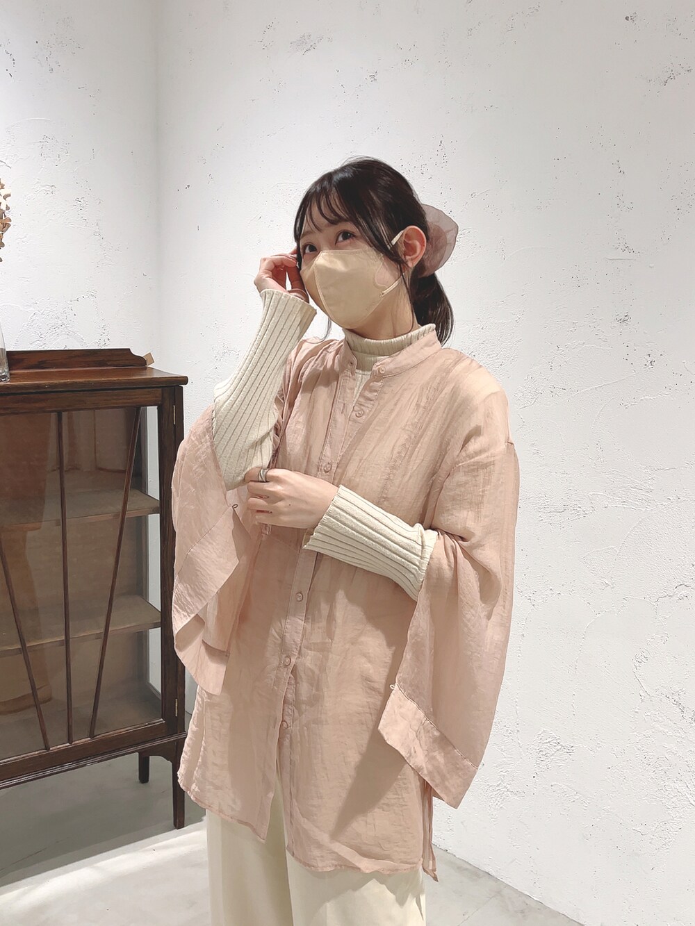 「春服デビュー宣言、春服、春服みてみて、パンツコーデ、タックワイドパンツ、ユニクロ、ワントーンコーデ、スリット、大人可愛い、レイヤードスタイル、シアーシャツ、キレイめコーデ」｜「UNIQLOのアイテム（スラックス、ベージュ系）」を使った、みぎみみさん（レディース・161cm）の春コーディネートの2枚目の写真
