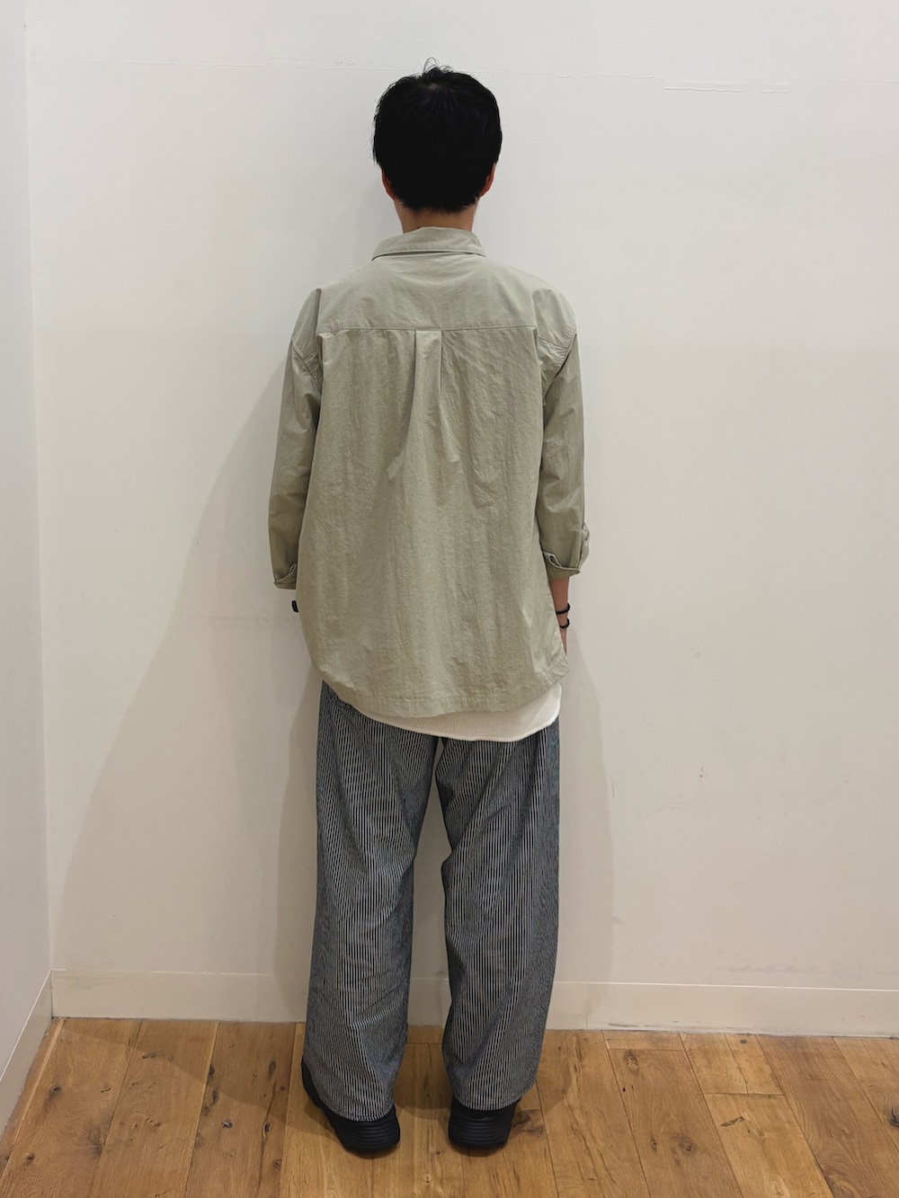 ベージュ系のナイロンジャケット、ブルー系のその他パンツ、ブラウン系のメガネを着用したメンズの秋コーディネートの3枚目の写真