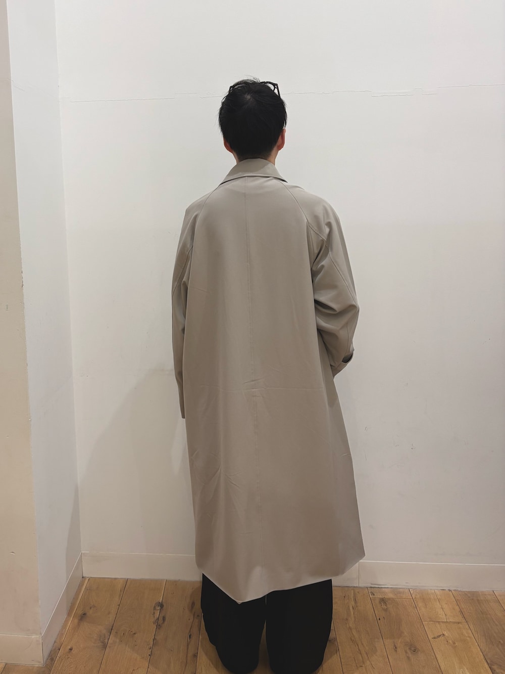 ブラック系のカーゴパンツ、ブラウン系のメガネを着用したメンズの冬コーディネートの2枚目の写真