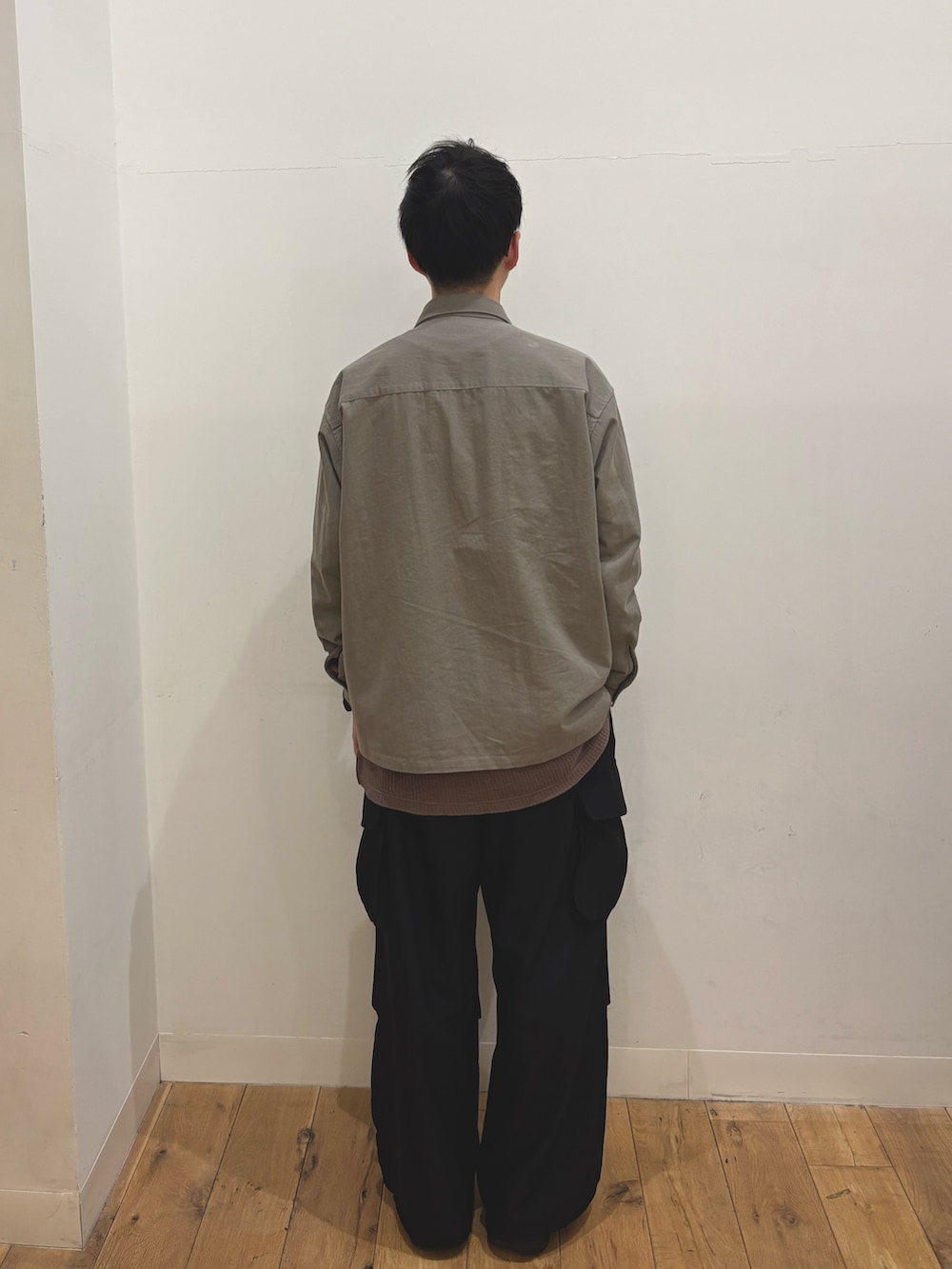 グリーン系のシャツ/ブラウス、ブラック系のその他パンツ、ブラック系のメガネを着用したメンズの冬コーディネートの3枚目の写真