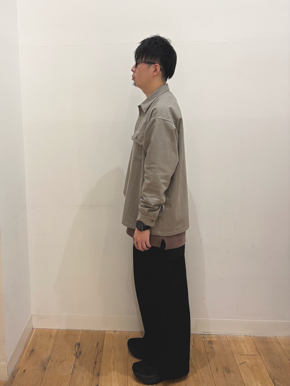 グリーン系のシャツ/ブラウス、ブラック系のその他パンツ、ブラック系のメガネを着用したメンズの冬コーディネートの2枚目の写真