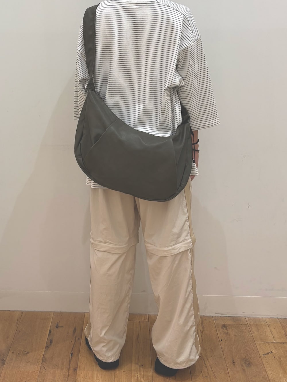 ホワイト系のTシャツ/カットソー、ベージュ系のその他パンツを着用したメンズの夏コーディネートの3枚目の写真