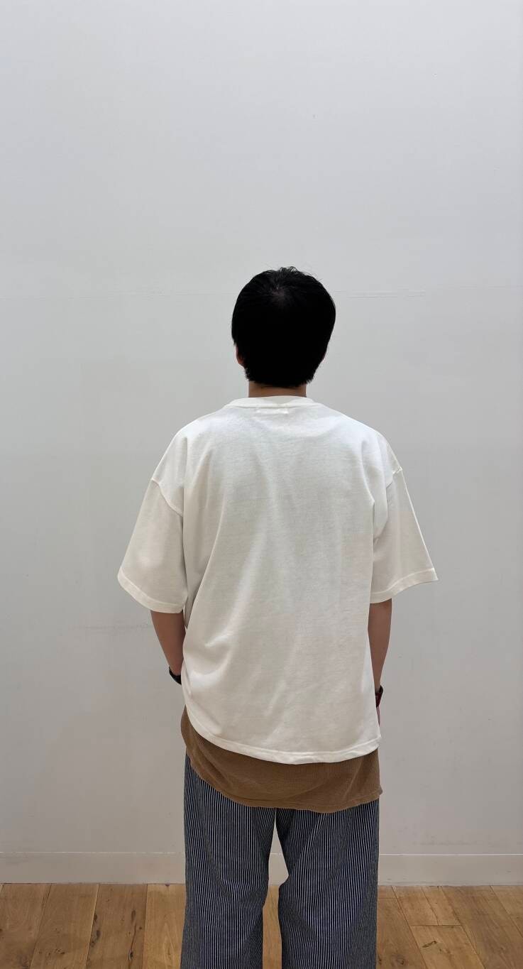 「アーバンリサーチ、センスオブプレイス、モード、ワイドパンツ、カジュアル、キレイめ、モノトーン、ラフ、URBANRESEARCH、サンダル、ブラック、グレー、チャコール、ootd、クラシック」|「SENSE OF PLACE by URBAN RESEARCHのアソートドローコードショートスリーブTシャツ(Tシャツ/カットソー、ホワイト系)」を使った、*キミヲ*さん(メンズ・174cm)の夏コーディネートの3枚目の写真