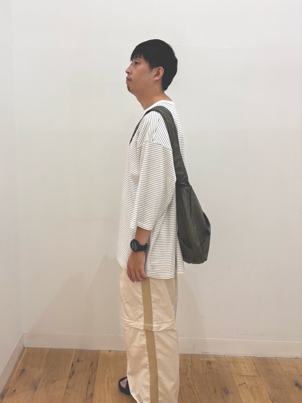 ホワイト系のTシャツ/カットソー、ベージュ系のその他パンツを着用したメンズの夏コーディネートの2枚目の写真