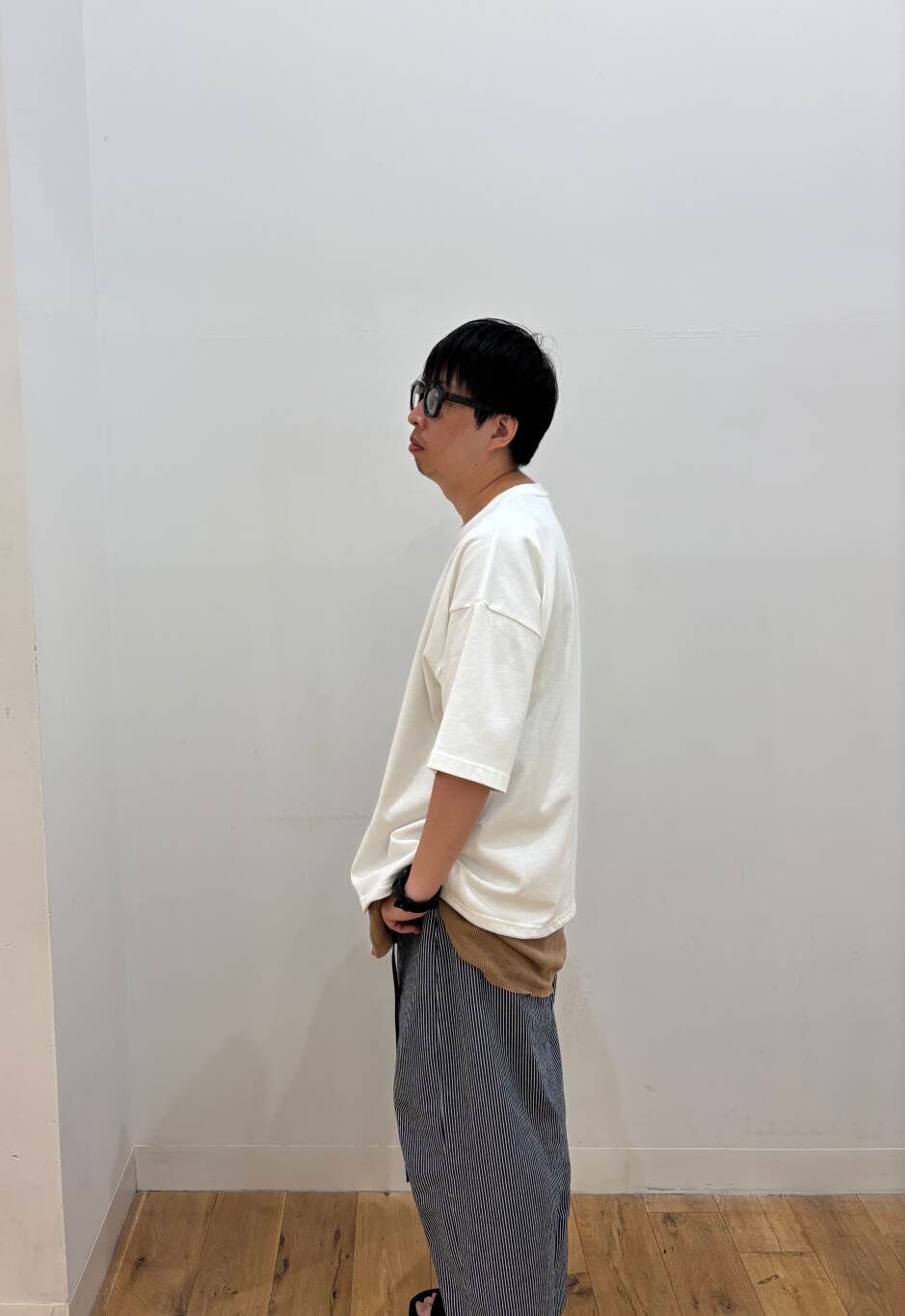「アーバンリサーチ、センスオブプレイス、モード、ワイドパンツ、カジュアル、キレイめ、モノトーン、ラフ、URBANRESEARCH、サンダル、ブラック、グレー、チャコール、ootd、クラシック」|「SENSE OF PLACE by URBAN RESEARCHのアソートドローコードショートスリーブTシャツ(Tシャツ/カットソー、ホワイト系)」を使った、*キミヲ*さん(メンズ・174cm)の夏コーディネートの2枚目の写真
