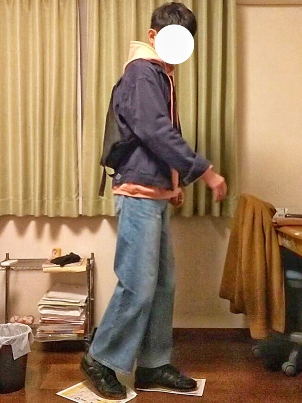 「春コーデ、カジュアル、レイヤードスタイル、おしゃれさんと繋がりたい、カジュアルコーデ、ブルゾン、パーカー、ピンク、デニム、ワイドパンツ、スニーカー」｜「DANTONの【DANTON】カツラギショートジャケット MHT MEN（その他アウター、ブルー系）」を使った、Katzさん（メンズ・179cm）の春コーディネートの2枚目の写真