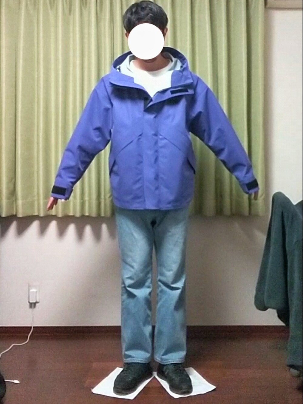 「春、春アウター、シンプル、カジュアル、ラフ、おしゃれさんと繋がりたい、マウンテンパーカー、パーカー、Tシャツ、フレアパンツ、デニム、スニーカー」｜「WILD THINGSの《数量限定追加》【WILDTHINGS 別注】TOOLSTRAP DENALI JACKET/UNISEX/LONG SEASON（マウンテンパーカー、パープル系）」を使った、Katzさん（メンズ・179cm）の春コーディネートの2枚目の写真