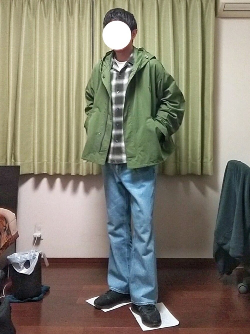 「春コーデ、カジュアル、今日のコーデ、ラフ、ビッグシルエット、オトナカジュアル、おしゃれさんと繋がりたい、マウンテンパーカー、チェック、Tシャツ、デニム、フレアパンツ、スニーカー」｜「JOURNAL STANDARDの51 ショートモッズコート ライト（モッズコート、グリーン系）」を使った、Katzさん（メンズ・179cm）の春コーディネートの3枚目の写真