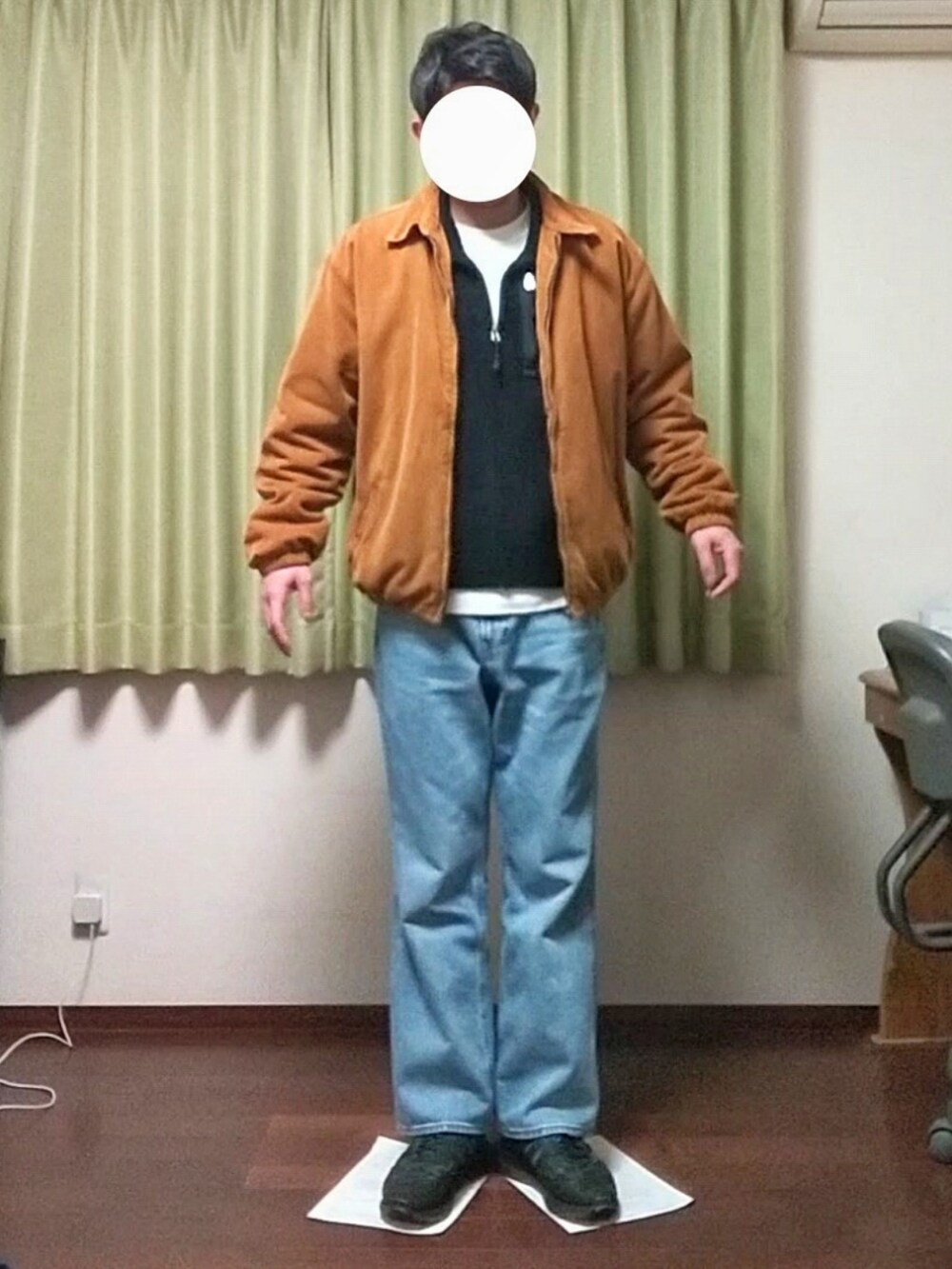 「休日スタイル、冬コーデ、カジュアルコーデ、大人カジュアル、プチプラ、おしゃれさんと繋がりたい、コーデュロイ、ZARA、ベスト、H&M、Tシャツ、UNIQLO、デニム、フレアパンツ、スニーカー」｜「ZARAのコーデュロイドリズラーブルゾン（ブルゾン、イエロー系）」を使った、Katzさん（メンズ・179cm）の冬コーディネートの2枚目の写真