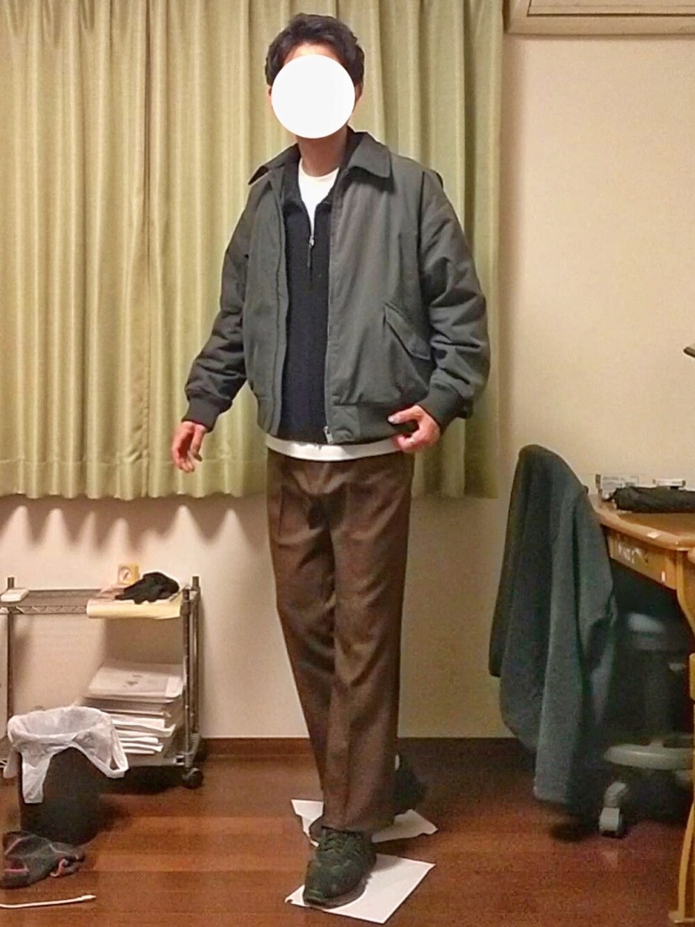 「お洒落さんとつながりたい、大人カジュアル、秋冬コーデ、秋、カジュアル、ブルゾン、ボア、ベスト、H&M、フレアパンツ、スニーカー」｜「H&Mのドリズラーブルゾン（ブルゾン、グレー系）」を使った、Katzさん（メンズ・179cm）の秋コーディネートの2枚目の写真
