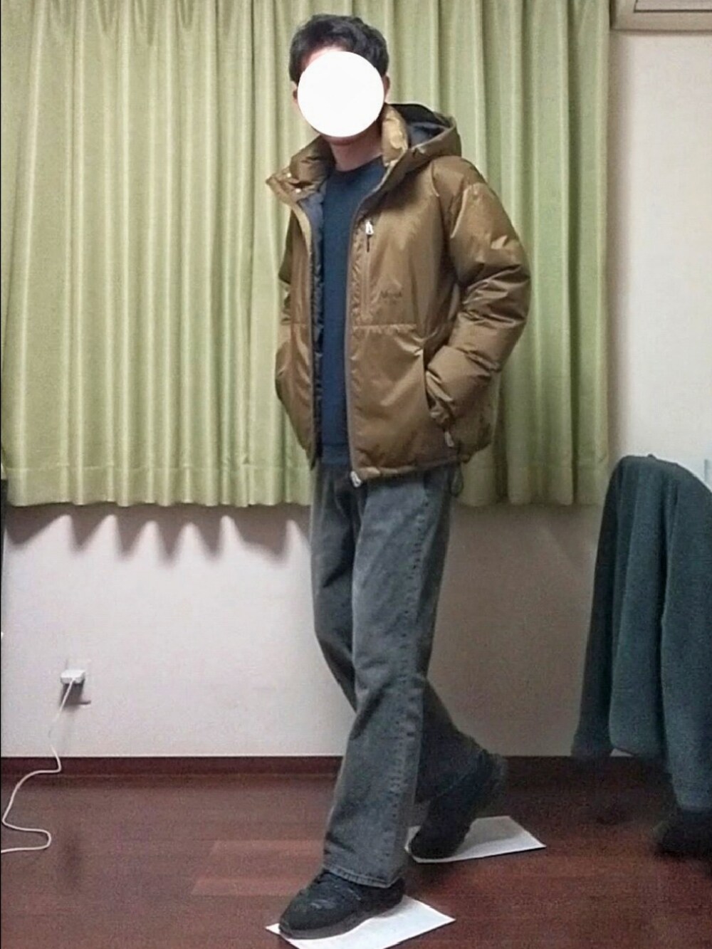 「今日のコーデ、おしゃれさんと繋がりたい、カジュアル、シンプル、オトナカジュアル、冬コーデ、ラフ、ダウンジャケット、ベスト、Tシャツ、フレアパンツ、デニム、スニーカー」｜「NANGAの【NANGA Mt.&Sea】オーロラダウンジャケット（ダウンジャケット/コート、ベージュ系）」を使った、Katzさん（メンズ・179cm）の冬コーディネートの2枚目の写真