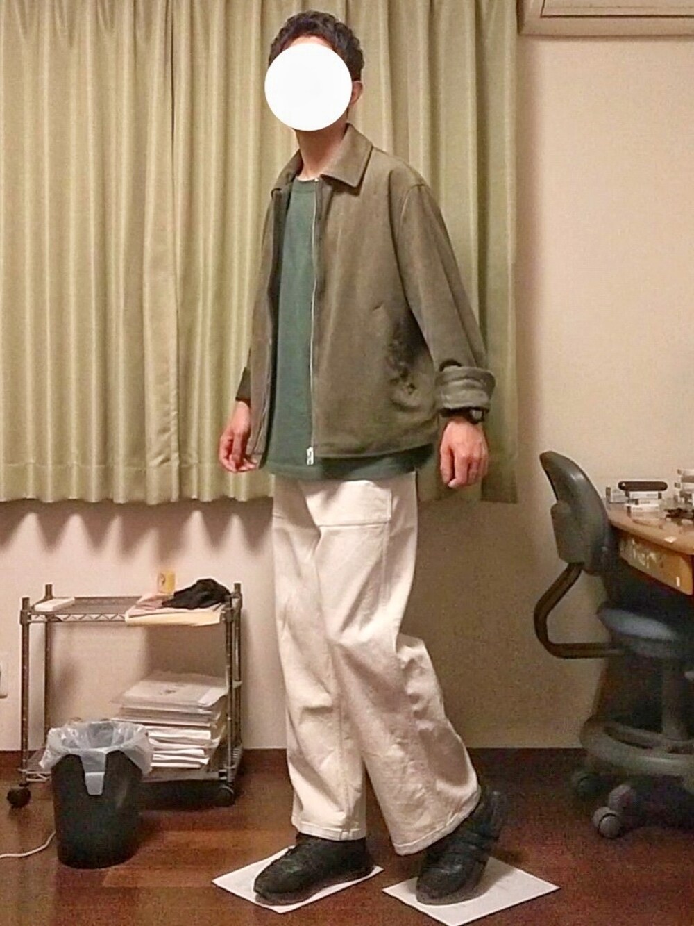 「秋コーデ、大人カジュアル、大人コーデ、秋、休日コーデ、おしゃれさんと繋がりたい、ブルゾン、H&M、Tシャツ、カーキ、ワイドパンツ、デニム、スニーカー」｜「H&Mのスエードドリズラーブルゾン（ブルゾン、その他）」を使った、Katzさん（メンズ・179cm）の秋コーディネートの2枚目の写真