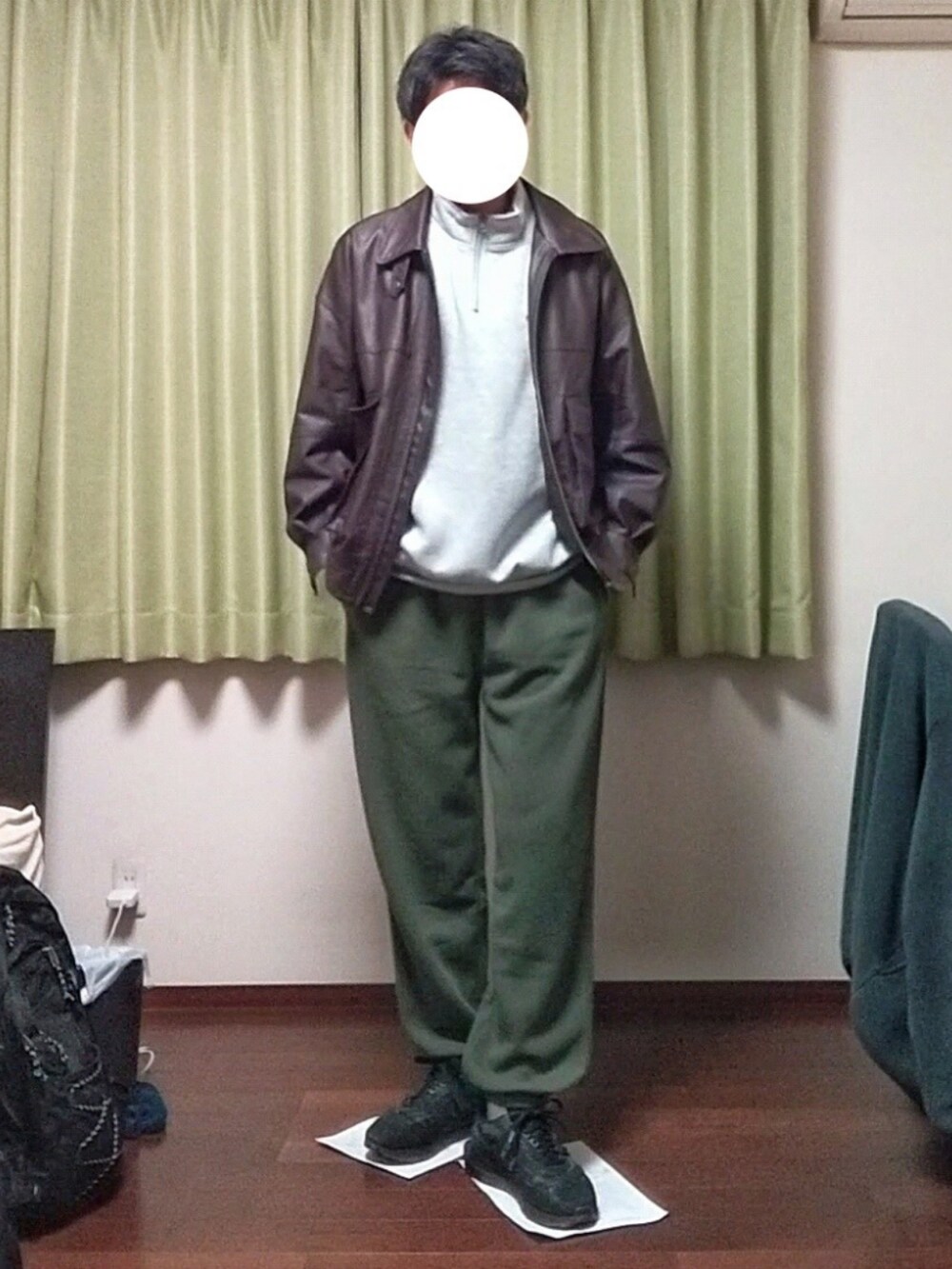 「春コーデ、大人カジュアル、ビッグシルエット、おしゃれさんと繋がりたい、プチプラ、ラフ、レザージャケット、スウェット、スニーカー」｜「FREAK'S STOREのフェイクレザーブルゾン（ブルゾン、ブラウン系）」を使った、Katzさん（メンズ・179cm）の春コーディネートの2枚目の写真
