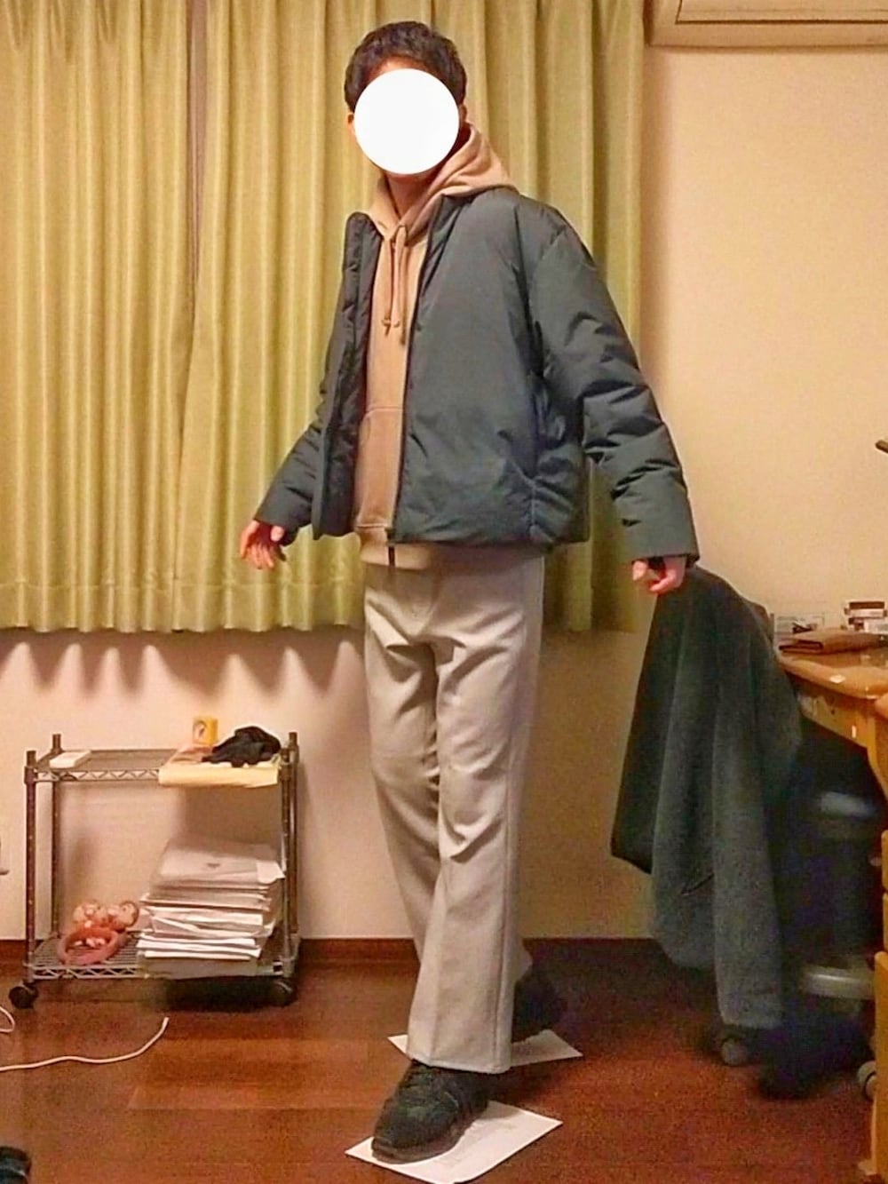 「秋のコーデ、カジュアルコーデ、おしゃれさんと繋がりたい、秋冬、レイヤードスタイル、MA-1、ダウンジャケット、パーカー、H&M、フレアパンツ、スニーカー」｜「H&MのMA-1ダウンジャケット（ダウンジャケット/コート、グレー系）」を使った、Katzさん（メンズ・179cm）の秋コーディネートの2枚目の写真
