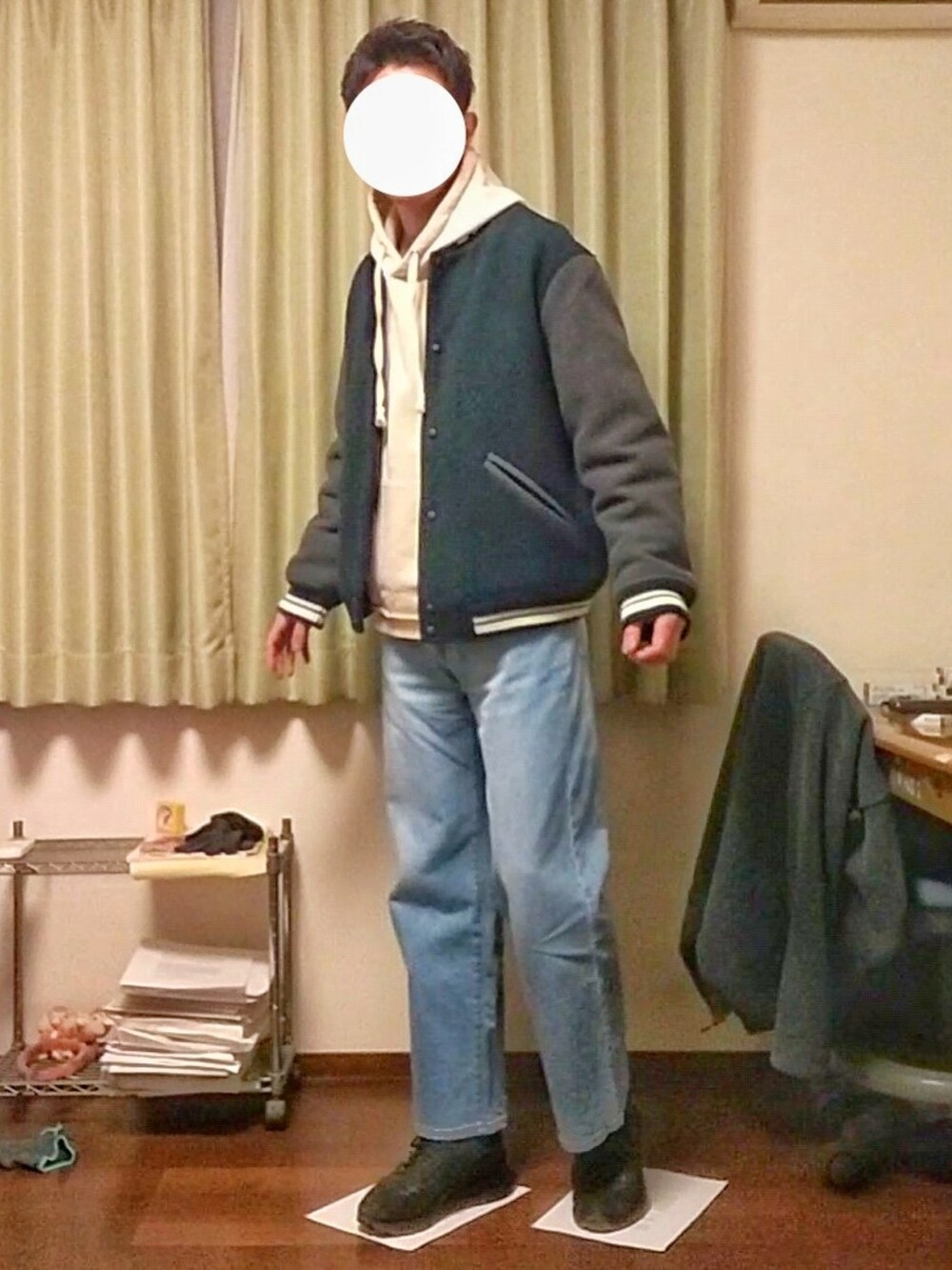 「秋コーデ、冬コーデ、シンプル、カジュアル、ラフ、ビッグシルエット、おしゃれさんと繋がりたい、スタジャン、ZARA、パーカー、ワイドパンツ、デニム、スニーカー」｜「ZARAのアイテム（スタジャン、グリーン系）」を使った、Katzさん（メンズ・179cm）の秋コーディネートの2枚目の写真