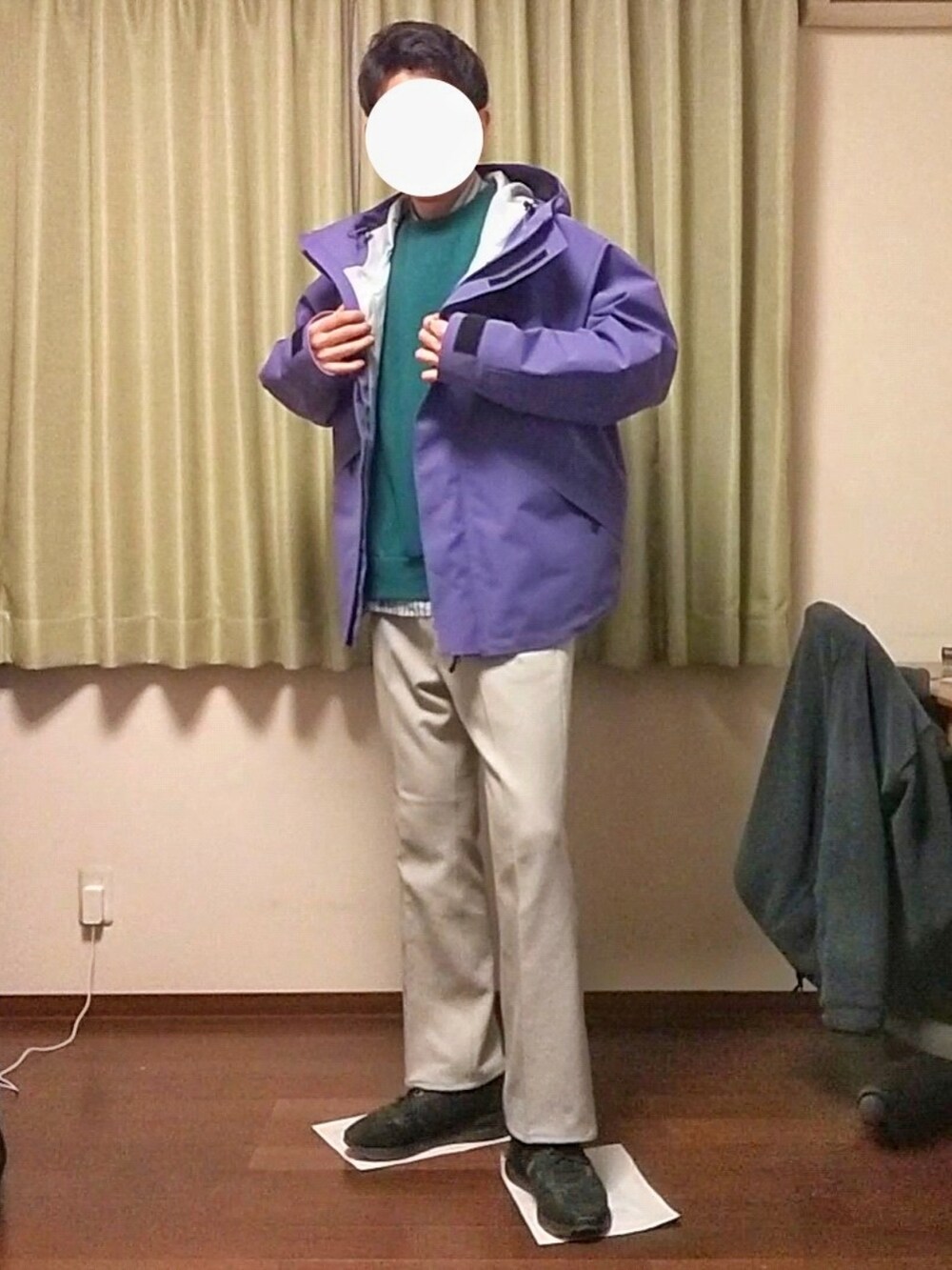 「春服デビュー宣言、大人カジュアル、オーバーサイズ、春アウター、おしゃれさんと繋がりたい、マウンテンパーカー、パーカー、スウェット、シャツ、フレアパンツ、スニーカー」｜「WILD THINGSの《数量限定追加》【WILDTHINGS 別注】TOOLSTRAP DENALI JACKET/UNISEX/LONG SEASON（マウンテンパーカー、パープル系）」を使った、Katzさん（メンズ・179cm）の春コーディネートの2枚目の写真
