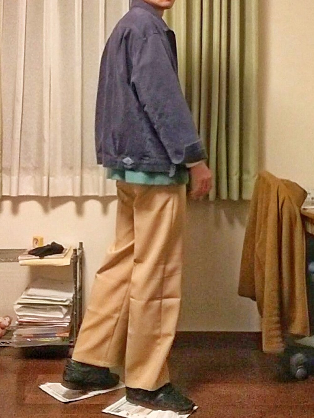 「春、オトナカジュアル、カジュアル、おしゃれさんと繋がりたい、ブルゾン、ベスト、Tシャツ、スラックス、スニーカー」｜「DANTONの【DANTON】カツラギショートジャケット MHT MEN（その他アウター、ブルー系）」を使った、Katzさん（メンズ・179cm）の春コーディネートの2枚目の写真