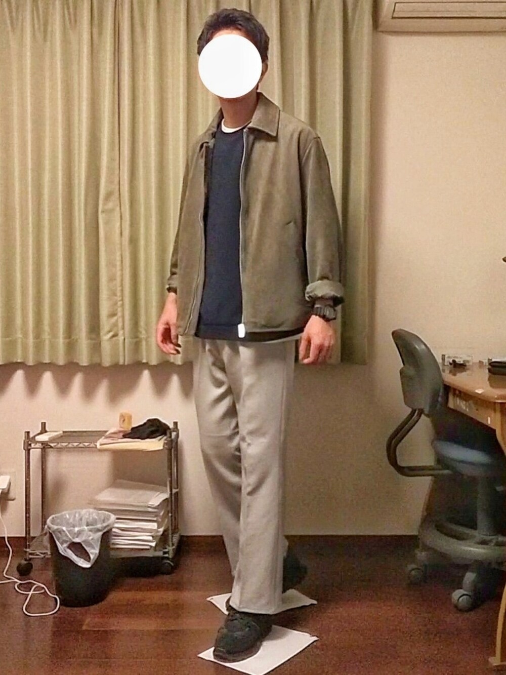 「秋のコーデ、おしゃれさんと繋がりたい、大人カジュアル、大人コーデ、きれいめカジュアル、カジュアル、ブルゾン、ベスト、フレアパンツ、スニーカー、H&M、ネイビー」｜「H&Mのスエードドリズラーブルゾン（ブルゾン、その他）」を使った、Katzさん（メンズ・179cm）の秋コーディネートの2枚目の写真