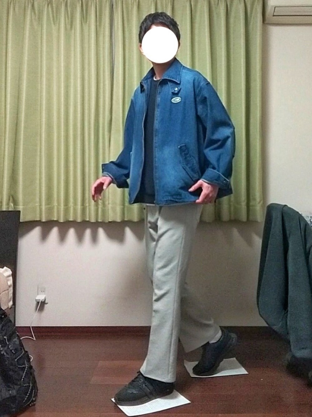「春コーデ、カジュアル、今日のコーデ、ラフ、プチプラ、おしゃれさんと繋がりたい、デニム、ブルゾン、ベスト、Tシャツ、フレアパンツ、スニーカー」｜「MONO-MARTの【CODDERR】サークルロゴ刺繍 オーバーサイズブラストデニムブルゾン コーチジャケット（ブルゾン、ブルー系）」を使った、Katzさん（メンズ・179cm）の春コーディネートの2枚目の写真