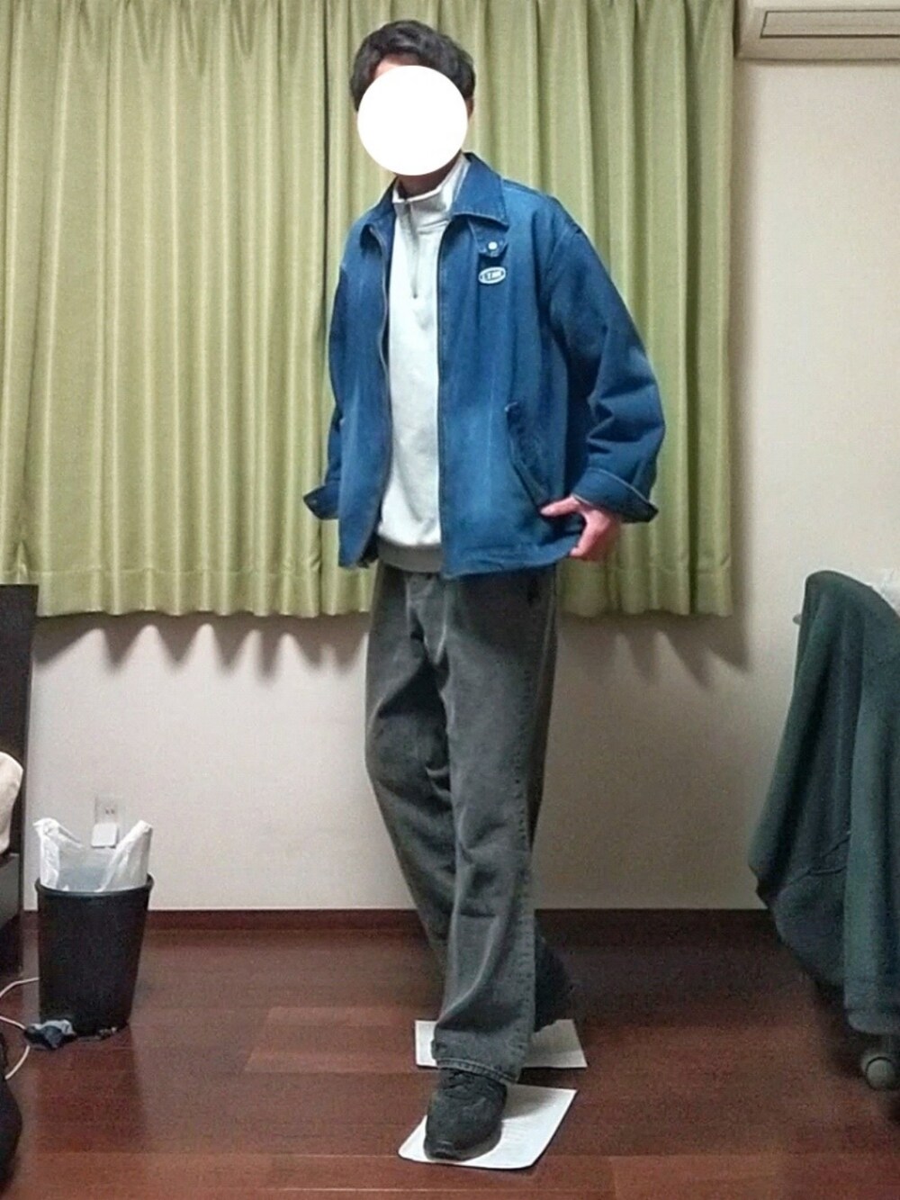 「春コーデ、カジュアル、休日スタイル、ラフ、プチプラ、おしゃれさんと繋がりたい、デニム、ブルゾン、スウェット、フレアパンツ、スニーカー」｜「MONO-MARTの【CODDERR】サークルロゴ刺繍 オーバーサイズブラストデニムブルゾン コーチジャケット（ブルゾン、ブルー系）」を使った、Katzさん（メンズ・179cm）の春コーディネートの2枚目の写真