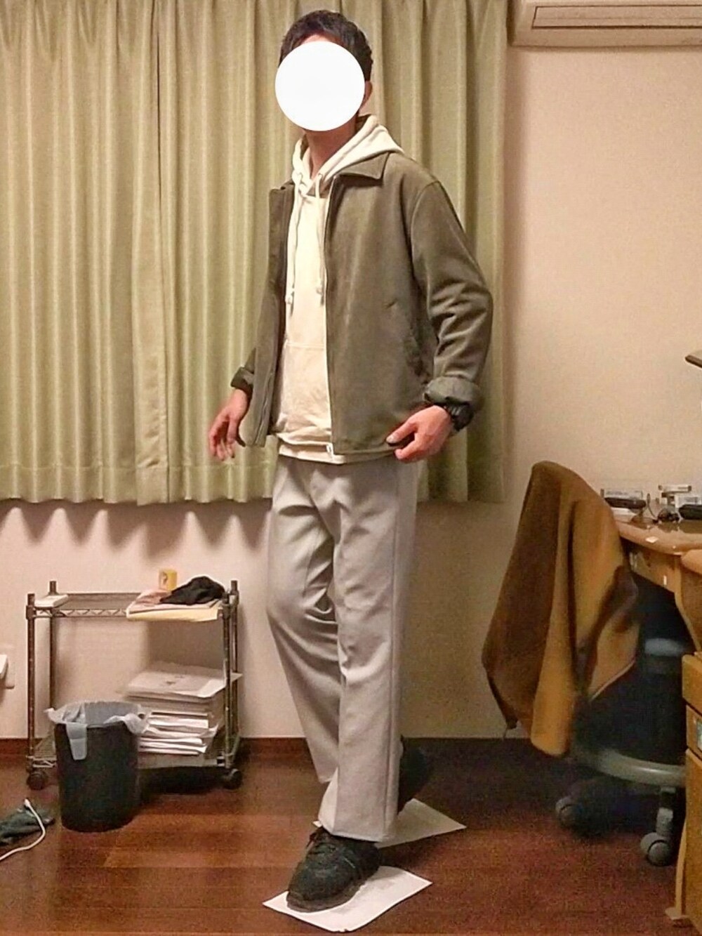 「休日コーデ、きれいめカジュアル、秋、服好きな人と繋がりたい、おしゃれさんと繋がりたい、カジュアル、ブルゾン、H&M、パーカー、フレアパンツ、スニーカー」｜「H&Mのスエードドリズラーブルゾン（ブルゾン、その他）」を使った、Katzさん（メンズ・179cm）の秋コーディネートの2枚目の写真