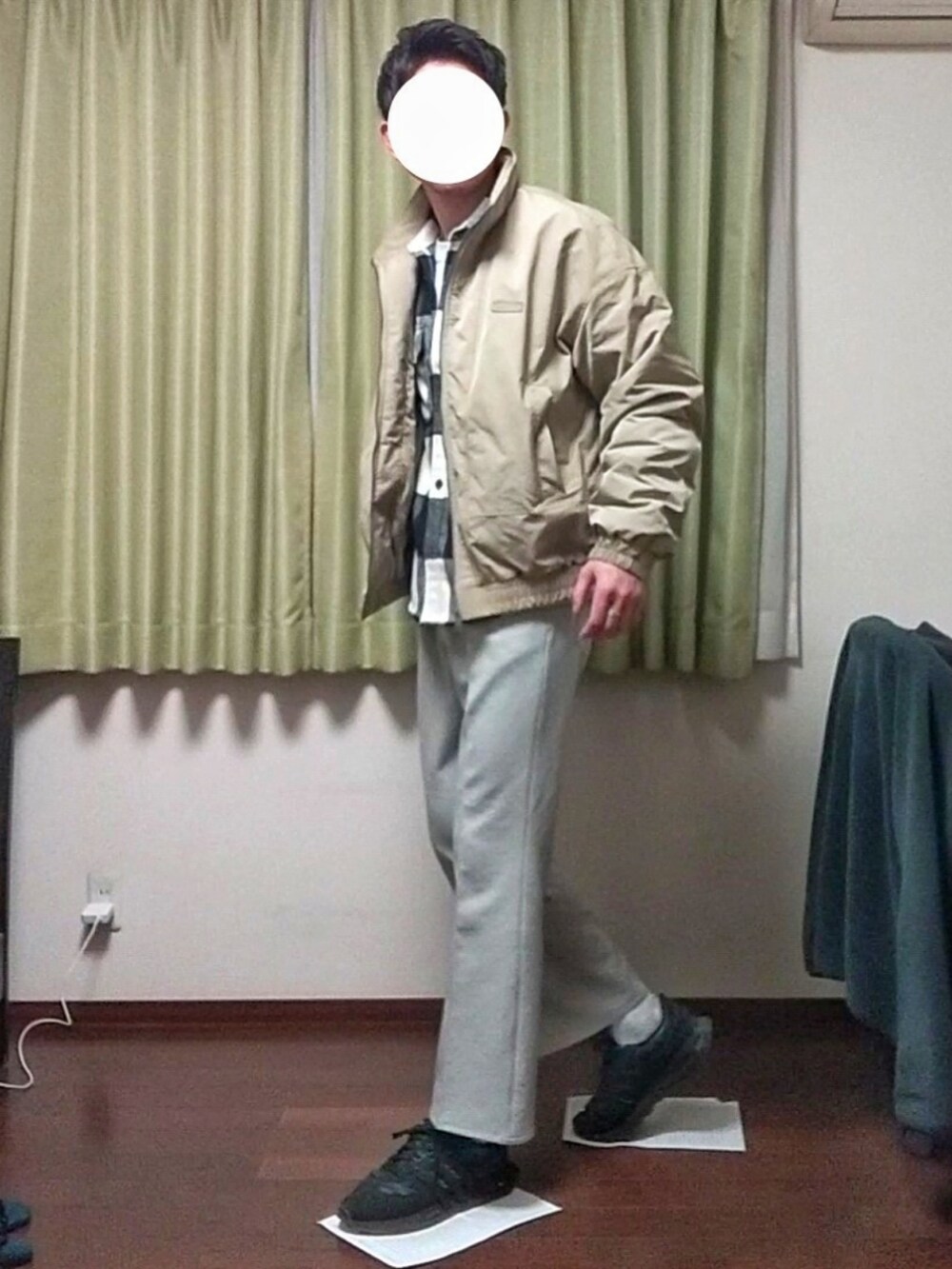 「オトナカジュアル、休日コーデ、春、ラフ、おしゃれさんと繋がりたい、プチプラ、H&M、ブルゾン、チェック、Tシャツ、UNIQLO、フレアパンツ、スニーカー」｜「H&Mのハリントンジャケット（ブルゾン、ベージュ系）」を使った、Katzさん（メンズ・179cm）の春コーディネートの2枚目の写真