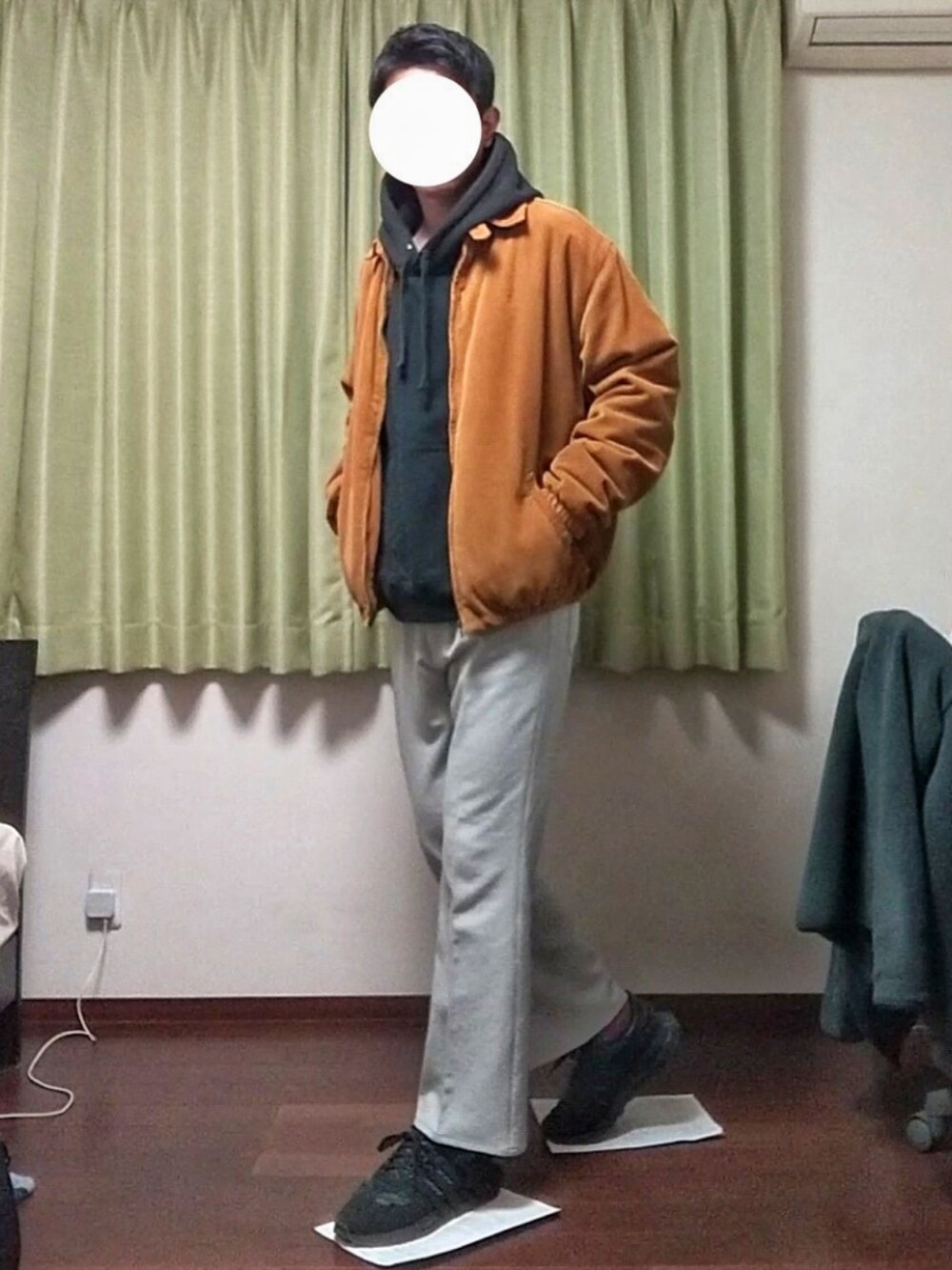 「シンプルコーデ、秋冬コーデ、おしゃれさんと繋がりたい、ラフ、カジュアルコーデ、休日スタイル、コーデュロイ、パーカー、フレアパンツ、スニーカー、ZARA、H&M」｜「ZARAのコーデュロイドリズラーブルゾン（ブルゾン、イエロー系）」を使った、Katzさん（メンズ・179cm）の冬コーディネートの2枚目の写真